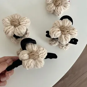 Pince à cheveux élégante en forme de fleur crochetée en fil de velours pour femme