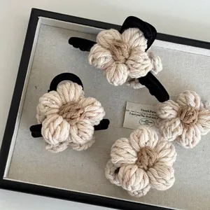 Ensemble pince à cheveux et chouchou en fleur crochetée à la main beige pour femme