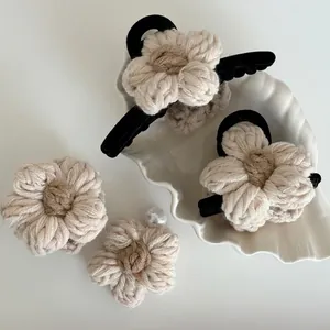 Ensemble pince à cheveux et chouchou avec fleurs au crochet en crème et noir élégant
