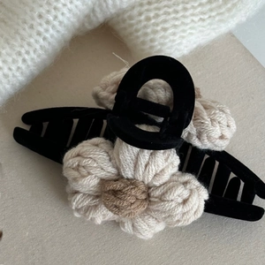 Grande pince à cheveux en velours avec fleurs tricotées à la main pour l'hiver