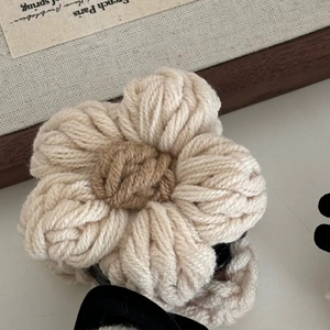 Détail d'une fleur faite à la main au crochet avec une texture de maille douce