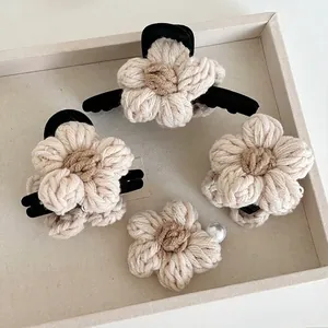 Pince à Cheveux Fleur Tricotée Hiver Grande Pince Requin en Velours pour Femmes Accessoires de Cheveux Fleur en Fil Fait Main
