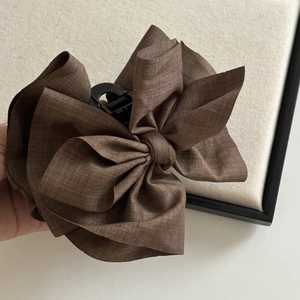 Grande pince à cheveux avec nœud marron de style français et texture tissée élégante