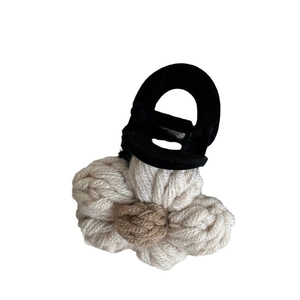Pince à cheveux fleur en tricot crème avec base noire pour coiffures d'automne élégantes