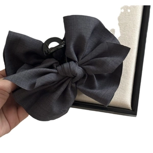 Grande pince à cheveux avec nœud en tissu gris anthracite style français élégant