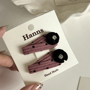 Barrettes en velours rose à pois noirs avec fleurs et cristaux sur carte blanche
