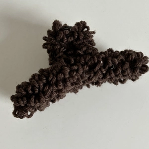 Dunkelbraune Haarklammer aus Wolle und Plüsch im minimalistischen Design für den Winter
