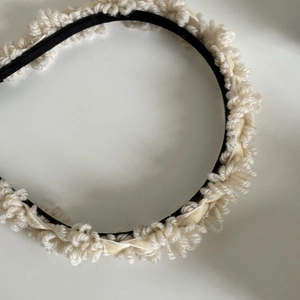Detailansicht des flauschigen Haarreifs mit weicher Plüsch-Textur in Creme-Weiß