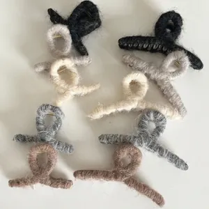 Pinces à cheveux en fausse fourrure pelucheuse en couleurs neutres pour coiffures d'hiver