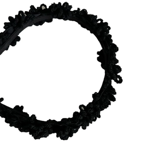 Eleganter schwarzer Haarreif mit gerafftem Stoff und voluminöser Textur im minimalistischen Stil