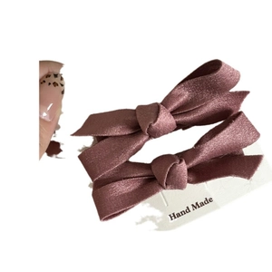 Barrettes à cheveux en tissu rose à pois avec nœud sur carte faite à la main