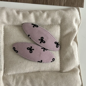 Zweiteiliges Set lila Haarklammern aus Stoff mit schwarzen Schleifen im japanischen Stil