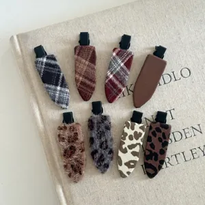 Lot de 8 barrettes à cheveux coréennes en tissu léopard et à carreaux sur un livre