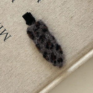 Barrette à cheveux léopard en peluche avec pince crocodile en métal noir mat