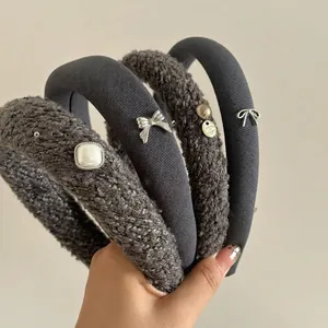 Lot de quatre serre-têtes en tissu gris anthracite avec perles élégantes et nœuds
