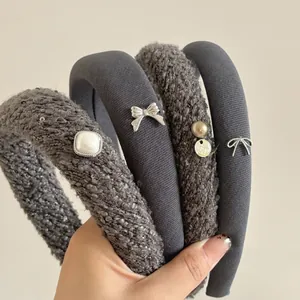 Détails du tissu avec nœud argenté et perles sur des serre-têtes élégants et raffinés