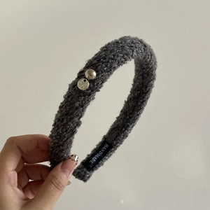 Serre-tête en peluche grise avec perle et breloque pour un style de cheveux surélevé