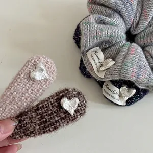 Coffret accessoires cheveux tricotés cœur avec pinces goutte et chouchou fait main
