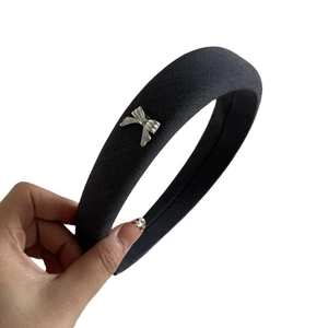 Serre-tête en tricot noir minimaliste avec détail de nœud en perles argentées
