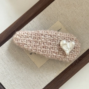 Barrette en tricot rose avec breloque cœur argentée et fil brillant chic