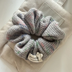 Chouchou en maille grise fait main avec des pois colorés et pendentif cœur en argent