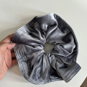 French style oversized grey velvet scrunchie for women with high elasticity and soft texture