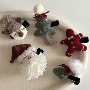 Détail du lot de 5 barrettes de Noël tricotées avec bonhomme de pain d'épice et renne