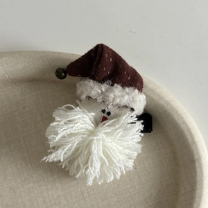 Barrette Père Noël artisanale avec bonnet rouge en tissu et barbe blanche pelucheuse
