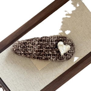 Barrette BB en tweed tricoté avec breloque cœur argentée sur support en bois vintage