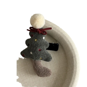 Pince à cheveux sapin de Noël en tissu bouclé gris avec pompon blanc et nœud rouge