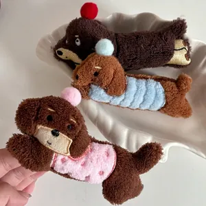 Pince à cheveux chiot en peluche avec détails brodés et style animalier décoratif doux