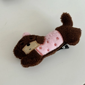 Pince à cheveux chiot en peluche marron avec pull rose à pois pour femmes et enfants
