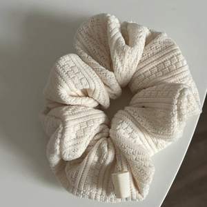 Chouchou en maille beige à texture gaufrée avec détail d'étiquette en tissu