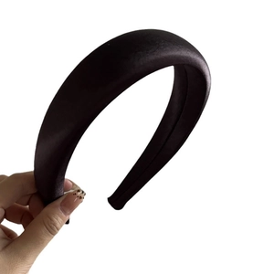 Elegant 4cm wide black satin headband with high top design for a voluminous hair look