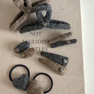 Vintage Woolen Heart Hair Clip Coffee Grey Felt Hair Accessories For Women Fashion Heart Shaped Hair Claw Duckbill Clip Hair Rope
