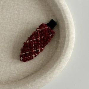 Pince à cheveux en tweed bordeaux style français avec fil doré sur plat crème