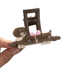 Pince à cheveux teckel en acrylique avec règle graduée et nœud rose