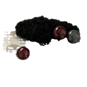 Set di mollette per capelli in peluche nera con perle in resina rosse e grigie