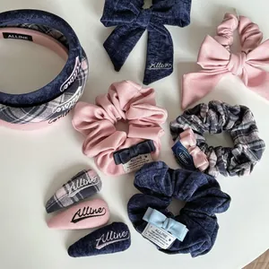 Dettaglio del set di accessori per capelli a quadri rosa e blu con cerchietti ed elastici