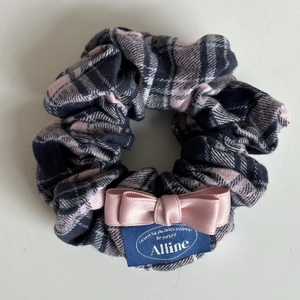Scrunchie a righe rosa e blu con fiocco di raso ed etichetta tessuta per capelli