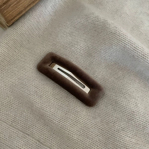Dunkelbraune Samt-Haarspange in Rechteckform mit elegantem Metallverschluss