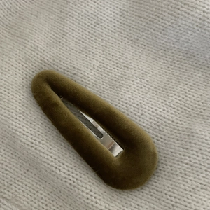 Eleganter dunkelolivgrüner Haarclip aus Samt mit einer Vintage-Flocktextur-Optik