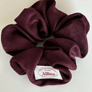 Elastico per capelli oversize in tessuto bordeaux scuro serie Pink Latte con etichetta