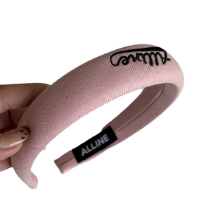 Cerchietto imbottito rosa con ricamo ALLINE nero in morbido tessuto strutturato