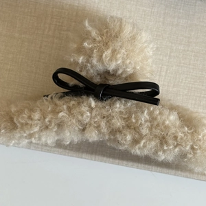 Pince à cheveux en fausse fourrure beige avec nœud en cuir noir pour le style automne