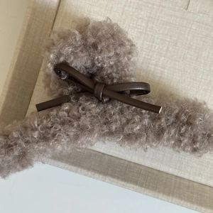 Pince à cheveux croisée en peluche avec nœud en cuir marron pour coiffure d'hiver