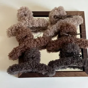 Pince à Cheveux Requin en Peluche Élégante Avec Nœud en Cuir Pince en Laine d'Agneau Synthétique pour Femme Hiver