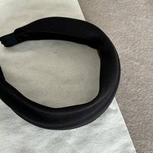 Serre-tête large en velours noir avec rembourrage épais pour un style élégant et haut