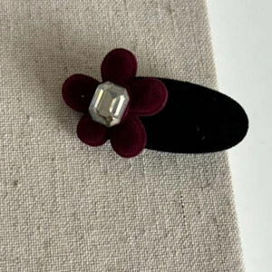 Eleganter weinroter Samt-Blumen-Haarclip mit Strasssteinen und schwarzer Beflockung