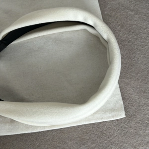 Détail d'un serre-tête blanc rembourré avec texture velours et doublure antidérapante